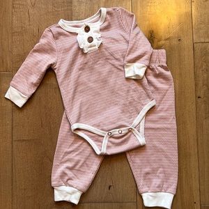 Beautiful rose gold matching set with dainty details perfect for any occasion.